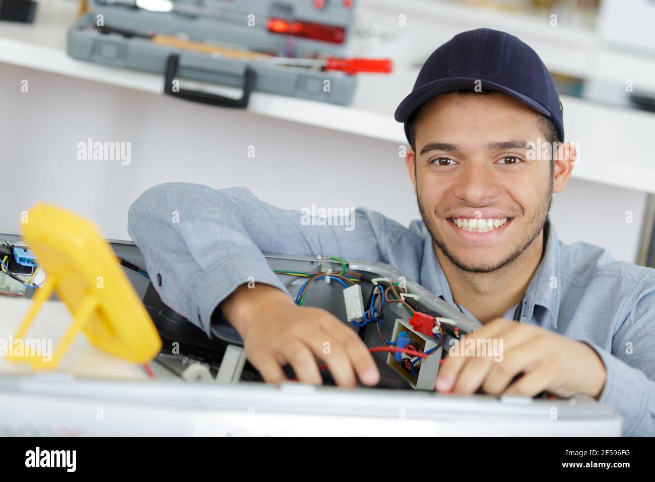 Ein lächelnder junger Arbeiter Stockfoto