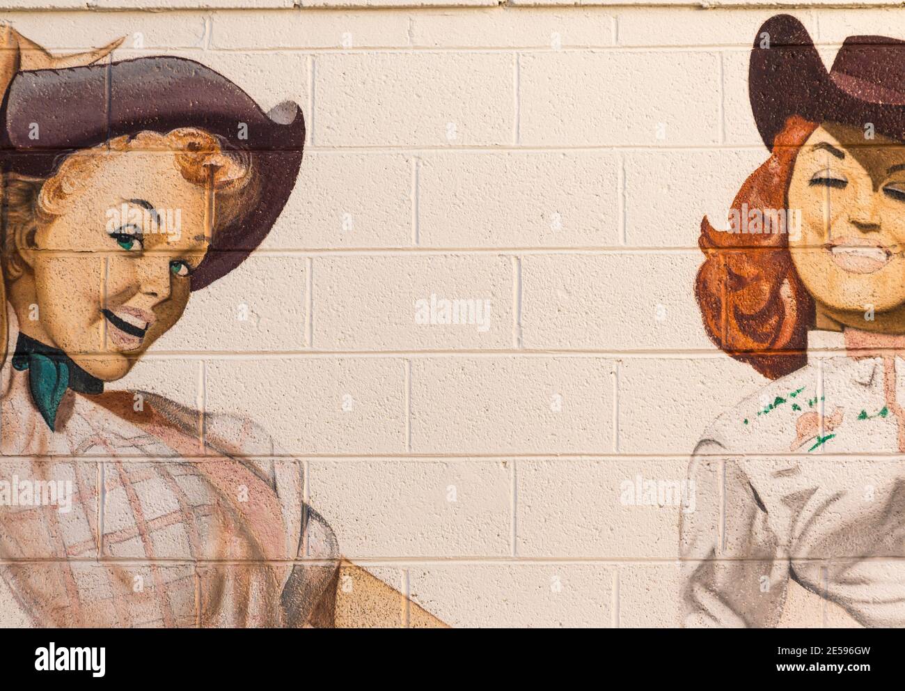 Wandbild von Vintage Cowgirls von den Künstlern Ernest Roberts und Tim Medina, Downtown, Scottsdale, Arizona, USA Stockfoto