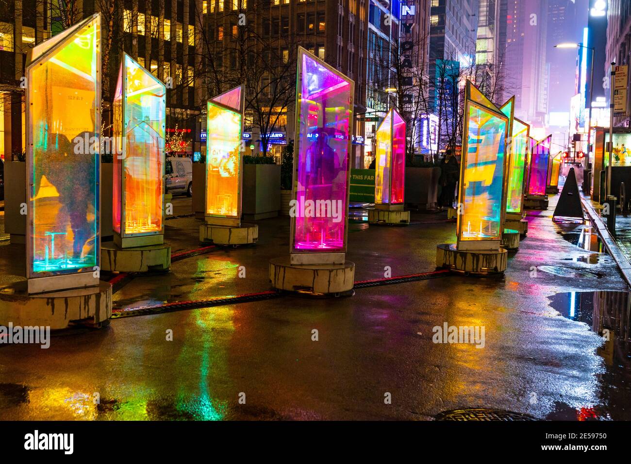 New York, NY - 26. Januar 2021: Blick auf die farbenfrohe Kaleidoskop-Installation Prismatica von RAW Design und ATOMICS3 am Broadway im Fashion District von NYC Stockfoto