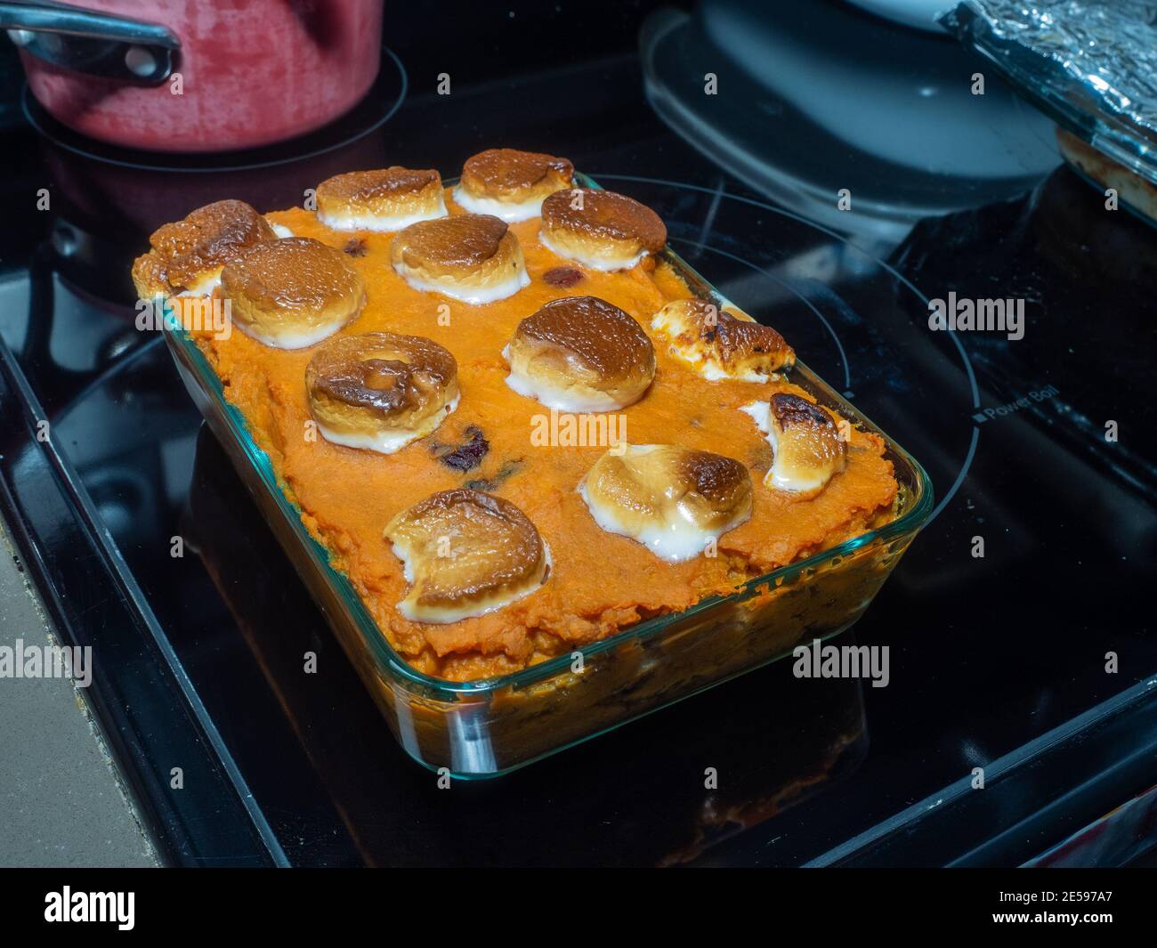 Süßkartoffelkasserolle mit Pekannüssen und Marshmallows ist eine traditionelle Seite an unserem Familie Thanksgiving Tisch. Dieses beruhigende Gericht vereint Tenderl Stockfoto