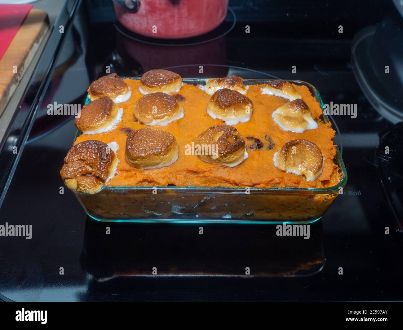 Süßkartoffelkasserolle mit Pekannüssen und Marshmallows ist eine traditionelle Seite an unserem Familie Thanksgiving Tisch. Dieses beruhigende Gericht vereint Tenderl Stockfoto
