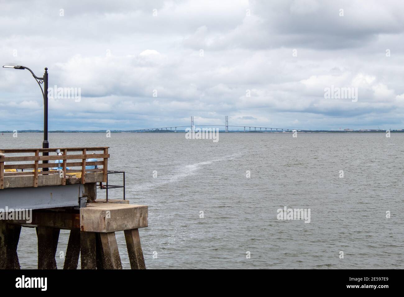 Blick auf eine Brücke von einem Pier. Stockfoto