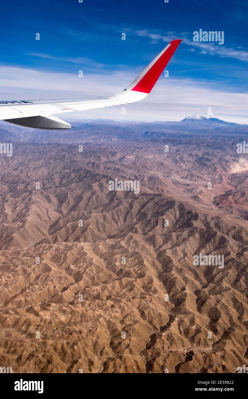 Luftaufnahme der Berge von Peru, Misti und Pichu Pichu aus einem Flugzeugfenster. Sonniger Tag, trockenes Land und Bergkette sind zu sehen. Stockfoto