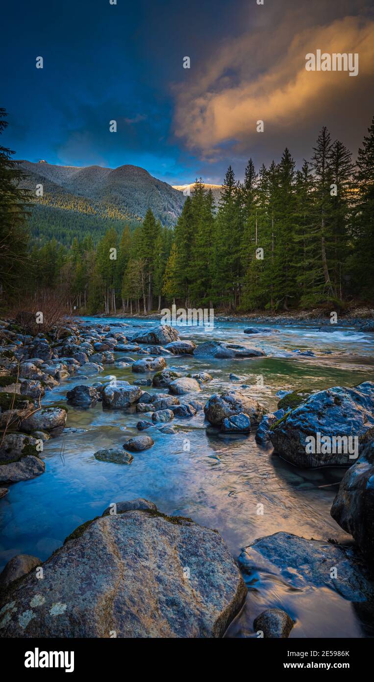 Der Snoqualmie River ist ein 45 Meilen langer Fluss in King County und Snohomish County im US-Bundesstaat Washington. Stockfoto