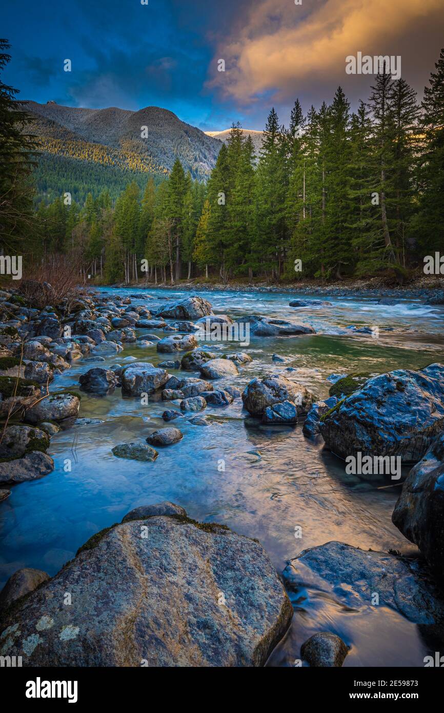Der Snoqualmie River ist ein 45 Meilen langer Fluss in King County und Snohomish County im US-Bundesstaat Washington. Stockfoto