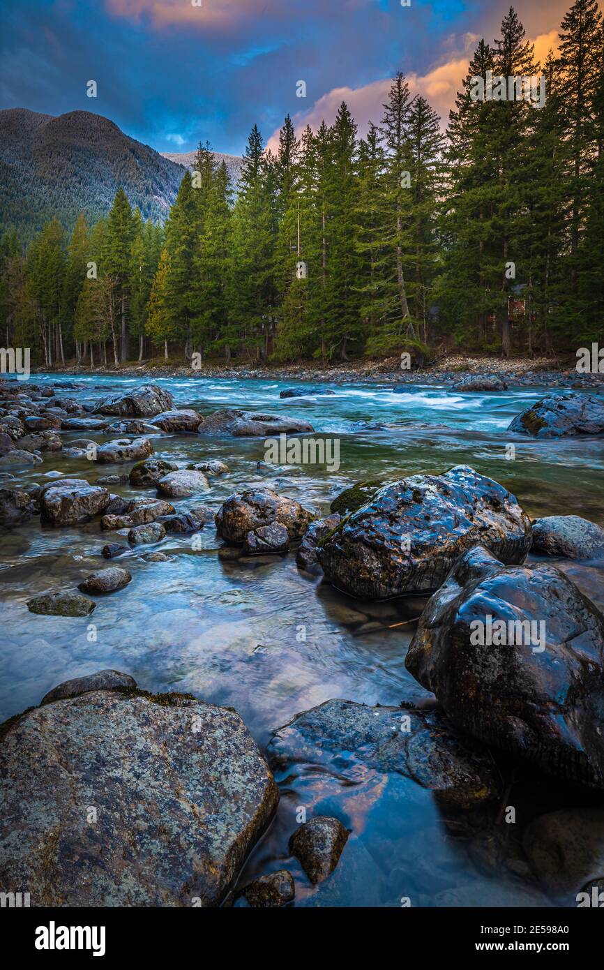 Der Snoqualmie River ist ein 45 Meilen langer Fluss in King County und Snohomish County im US-Bundesstaat Washington. Stockfoto