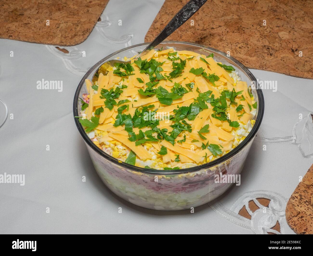 Gekleideter Hering, umgangssprachlich als Hering unter einem Pelzmantel bekannt, ist ein russischer geschichteter Salat, der aus gewürfeltem eingelegten Hering besteht, der mit Schichten von g bedeckt ist Stockfoto