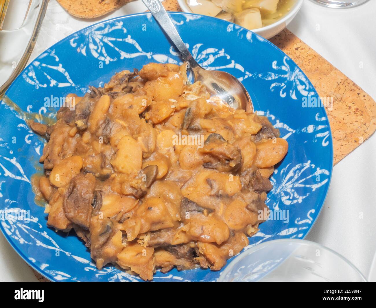 Traditionelle polnische weiße Kidney-Bohnen mit Pilzen am Heiligabend. Stockfoto