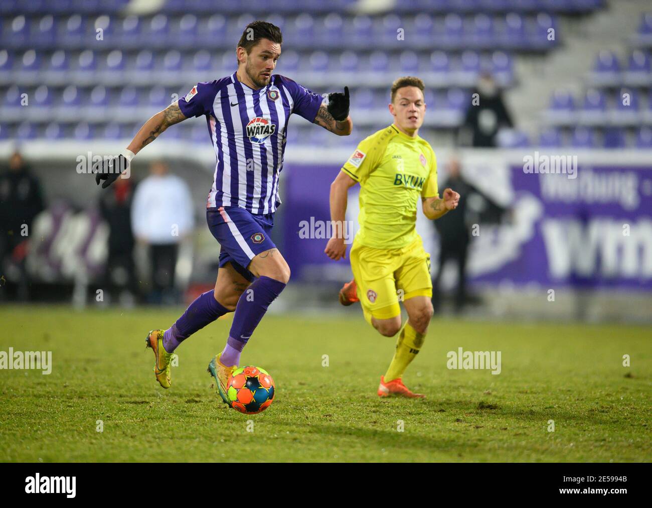 Aue, Deutschland. Januar 2021. Fußball: 2. Bundesliga, FC Erzgebirge Aue - Würzburger Kickers, Matchday 18, im Erzgebirgsstadion. Aues Pascal Testroet (l) gegen Würzburger Patrick Sontheimer. Kredit: Robert Michael/dpa-Zentralbild/dpa - WICHTIGER HINWEIS: Gemäß den Bestimmungen der DFL Deutsche Fußball Liga und/oder des DFB Deutscher Fußball-Bund ist es untersagt, im Stadion und/oder des Spiels aufgenommene Fotos in Form von Sequenzbildern und/oder videoähnlichen Fotoserien zu verwenden oder zu verwenden./dpa/Alamy Live News Stockfoto