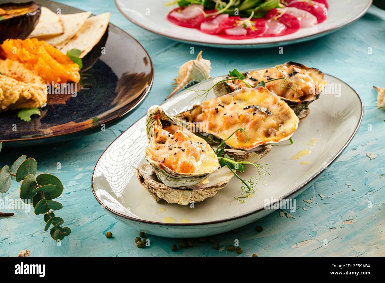 Gourmet gebackene Julienne in einer Austernschale serviert Stockfoto