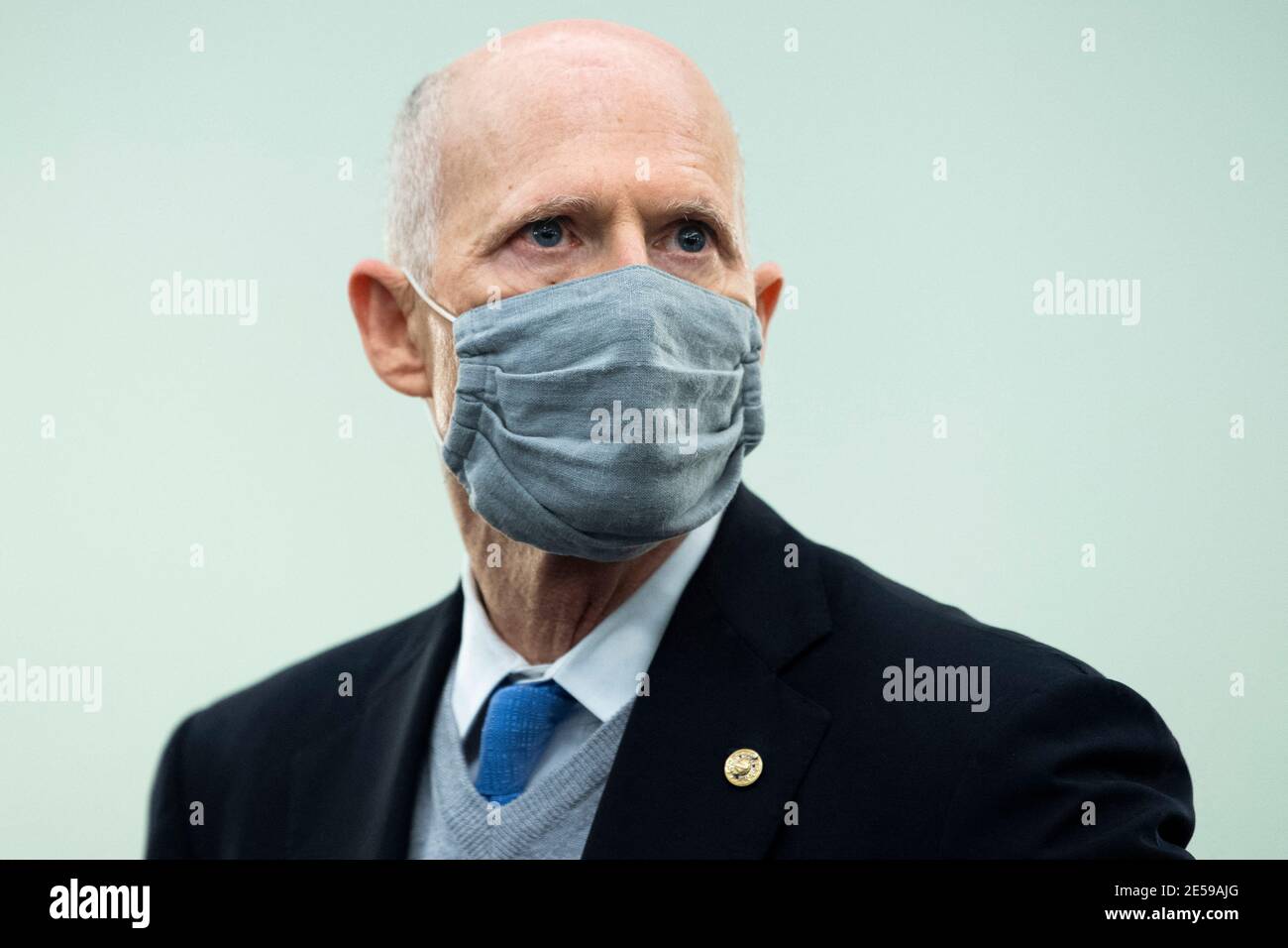 Senator Rick Scott, F-Florida, kommt am Dienstag, den 26. Januar 2021, zur Bestätigungsverhandlung des Senats für Handel, Wissenschaft und Transport für Gina Raimondo, Nominierte für das Handelsministerium, im Russell Senate Office Building in Washington, D.C., an. Foto von Tom Williams/Pool/ABACAPRESS.COM Stockfoto