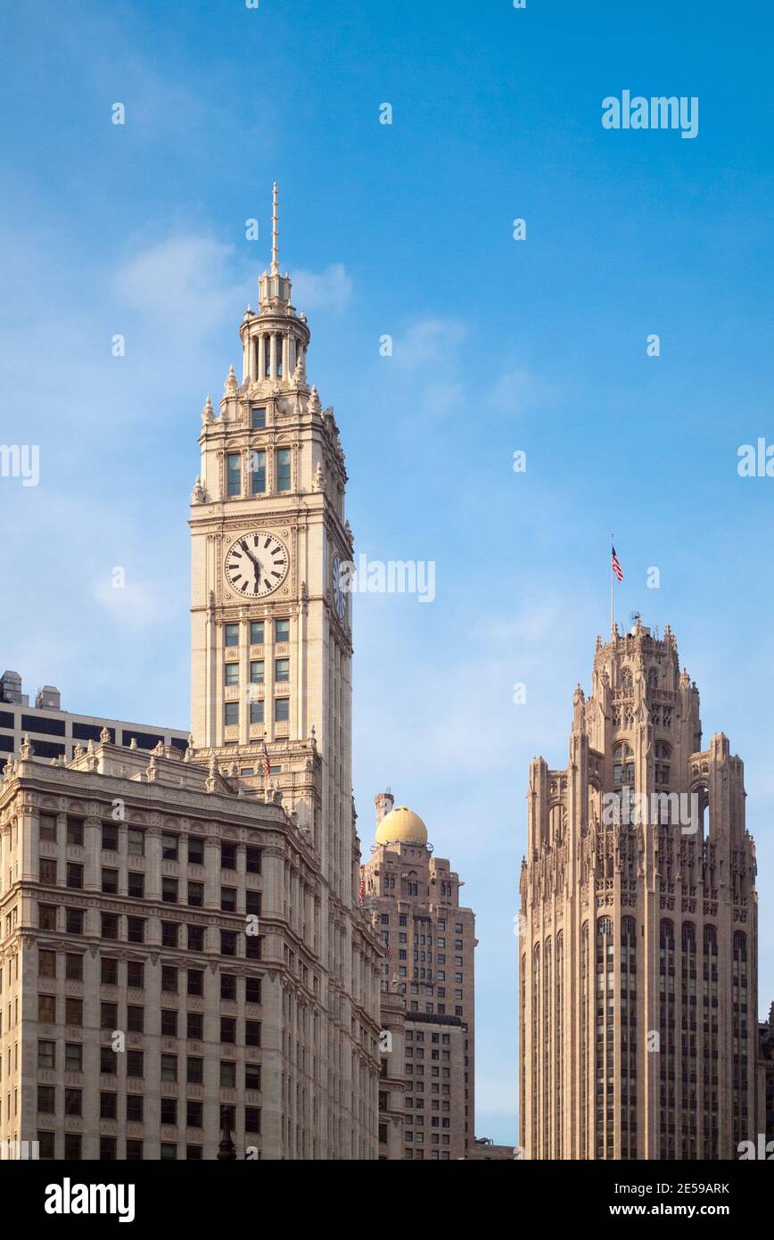 Ein Blick auf das Wrigley Building (links), InterContinental Chicago [South Tower] (Mitte) und Tribune Tower (rechts) in Chicago, Illinois. Stockfoto
