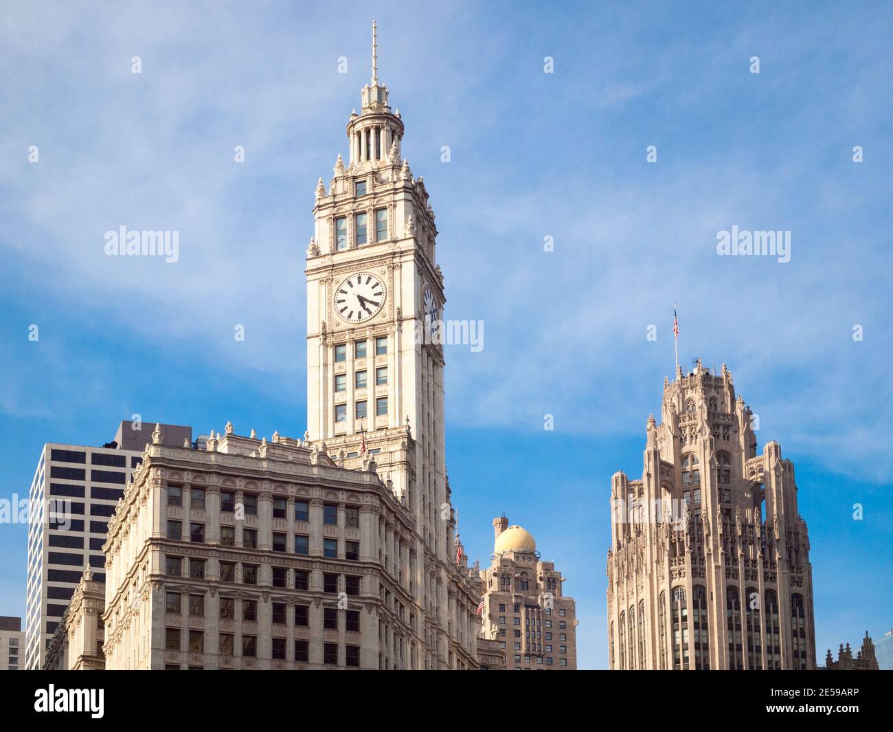 Ein Blick auf das Wrigley Building (links), InterContinental Chicago [South Tower] (Mitte) und Tribune Tower (rechts) in Chicago, Illinois. Stockfoto