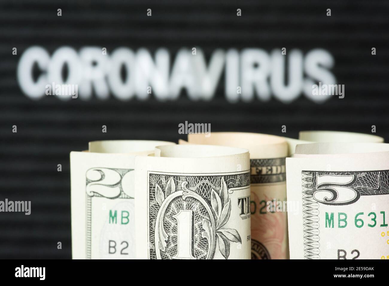 Dollarscheine und Coronavirus in Amerika Stockfoto