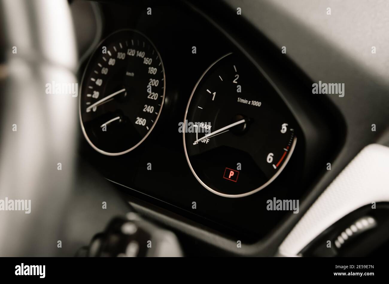 Modernes Armaturenbrett mit hoher Geschwindigkeit im Innenraum Stockfoto