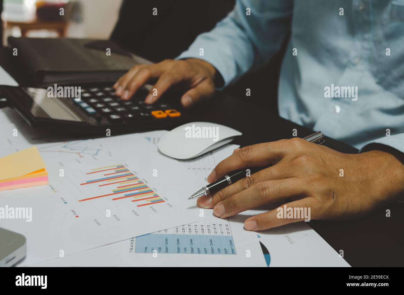 Geschäftsleute halten Stift und Rechner, um Grafiken und zu sehen Bericht Umsatz und Geschäftswachstum.Business-Dokument Finanzen und Statistiken von Gewinn im Management Stockfoto