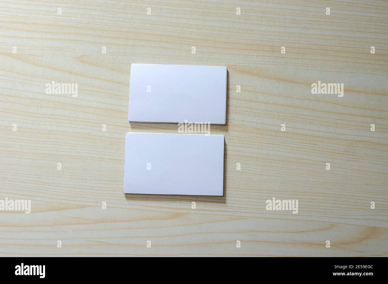Rohling Papier Mockup für Visitenkarten auf Holz. Stockfoto