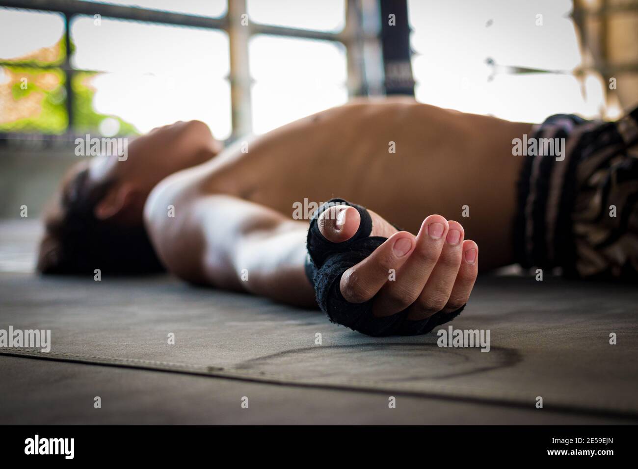 Das Konzept der Rückschläge, Fehler und Entmutigung, der Boxer verliert an den Gegner. Stockfoto