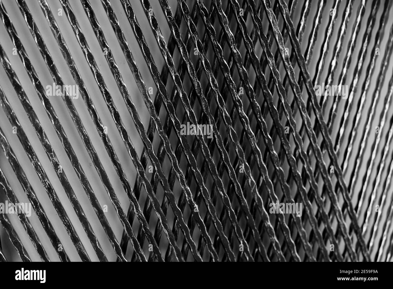 Architektonisches Metallpaneel für dekorative Gebäudewand. Schwarz und Silber Metall Dekoration Material. Verdrehter Eisendraht Panel abstrakten Hintergrund. Rau Stockfoto