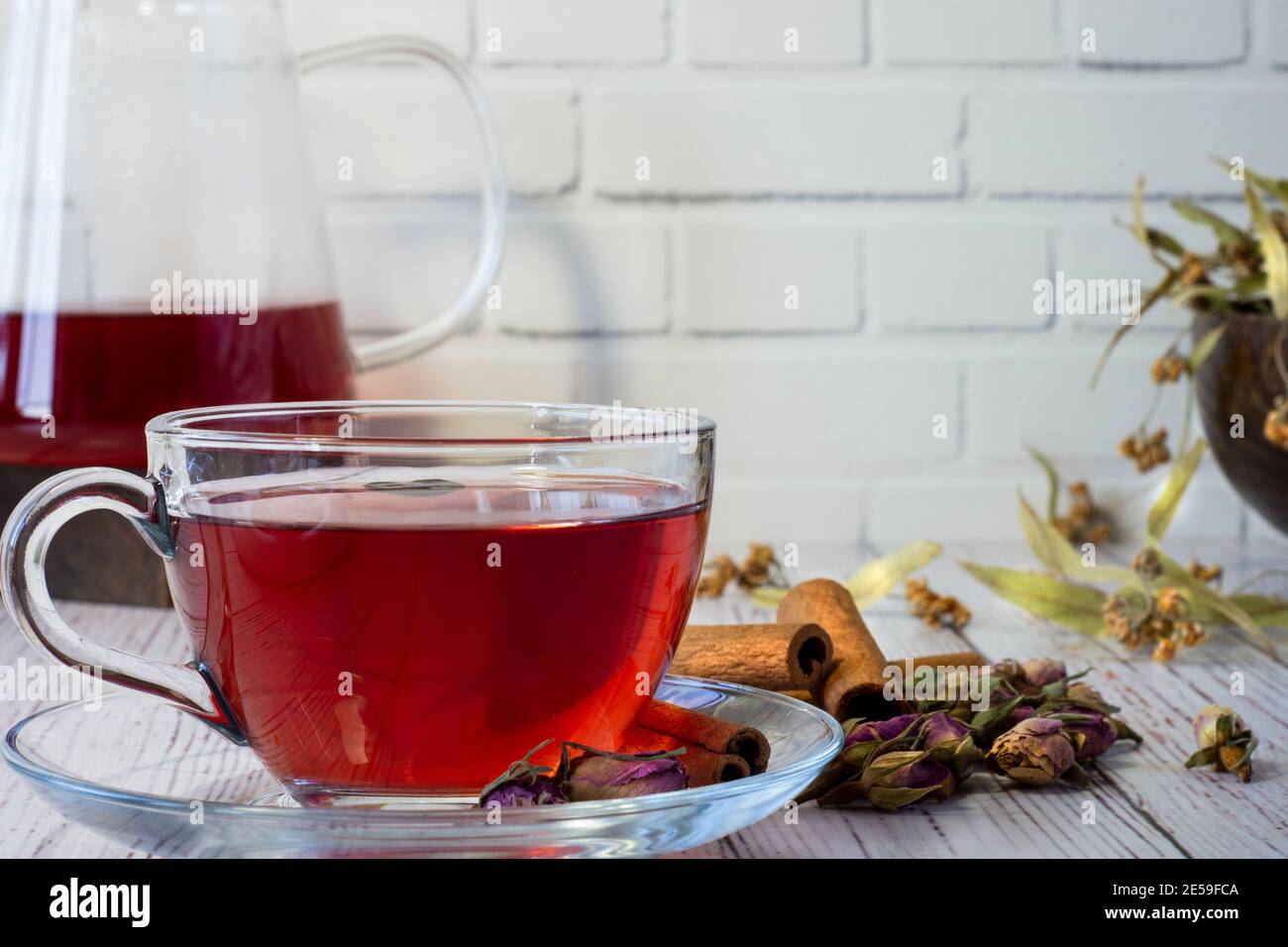 Gläser mit Linden, Granatapfelblüten, grünem Tee, Traubenkernen, Olivenblättern, Zimtstangen und getrockneter Rose. Ausgewählte FOCUS Frontbrille. Stockfoto