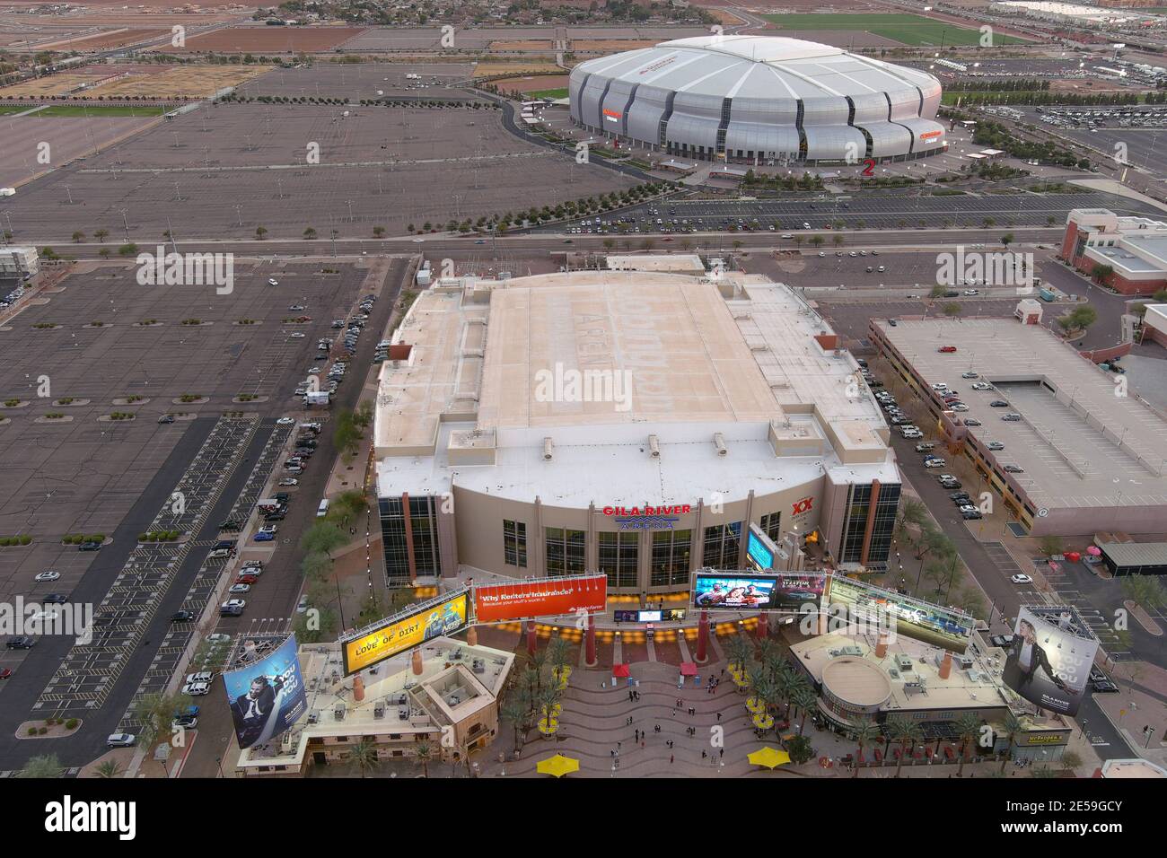Eine Luftaufnahme der Gila River Arena und State Farm Stadium, Dienstag, 26. Januar 2021, in Glendale, Arizona. Die Arena, eröffnet im Jahr 2003, ist die Heimat der Th Stockfoto