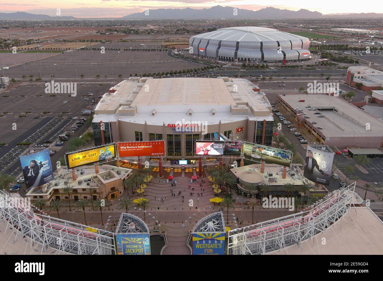Eine Luftaufnahme der Gila River Arena und State Farm Stadium, Dienstag, 26. Januar 2021, in Glendale, Arizona. Die Arena, eröffnet im Jahr 2003, ist die Heimat der Th Stockfoto