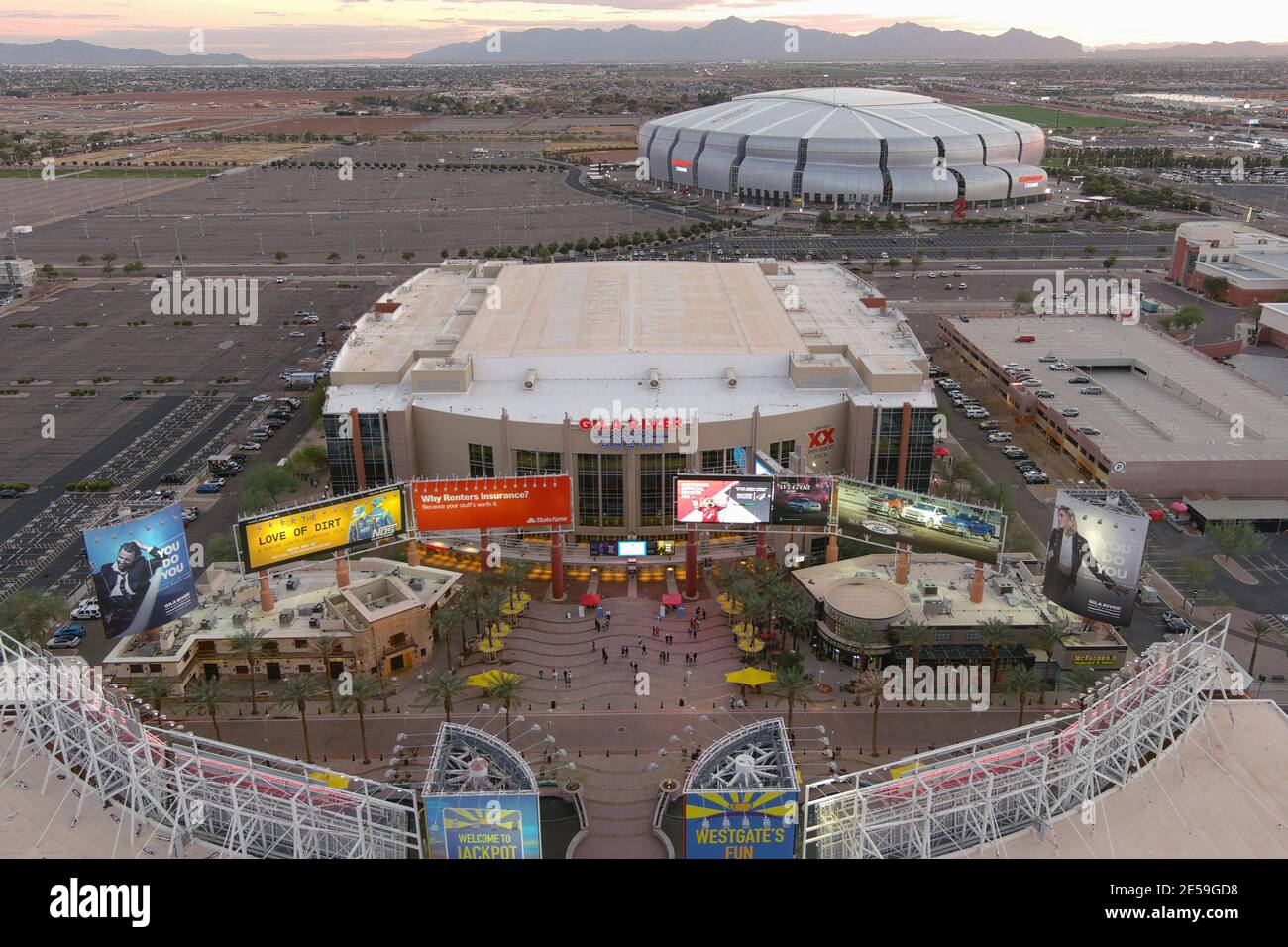 Eine Luftaufnahme der Gila River Arena und State Farm Stadium, Dienstag, 26. Januar 2021, in Glendale, Arizona. Die Arena, eröffnet im Jahr 2003, ist die Heimat der Th Stockfoto