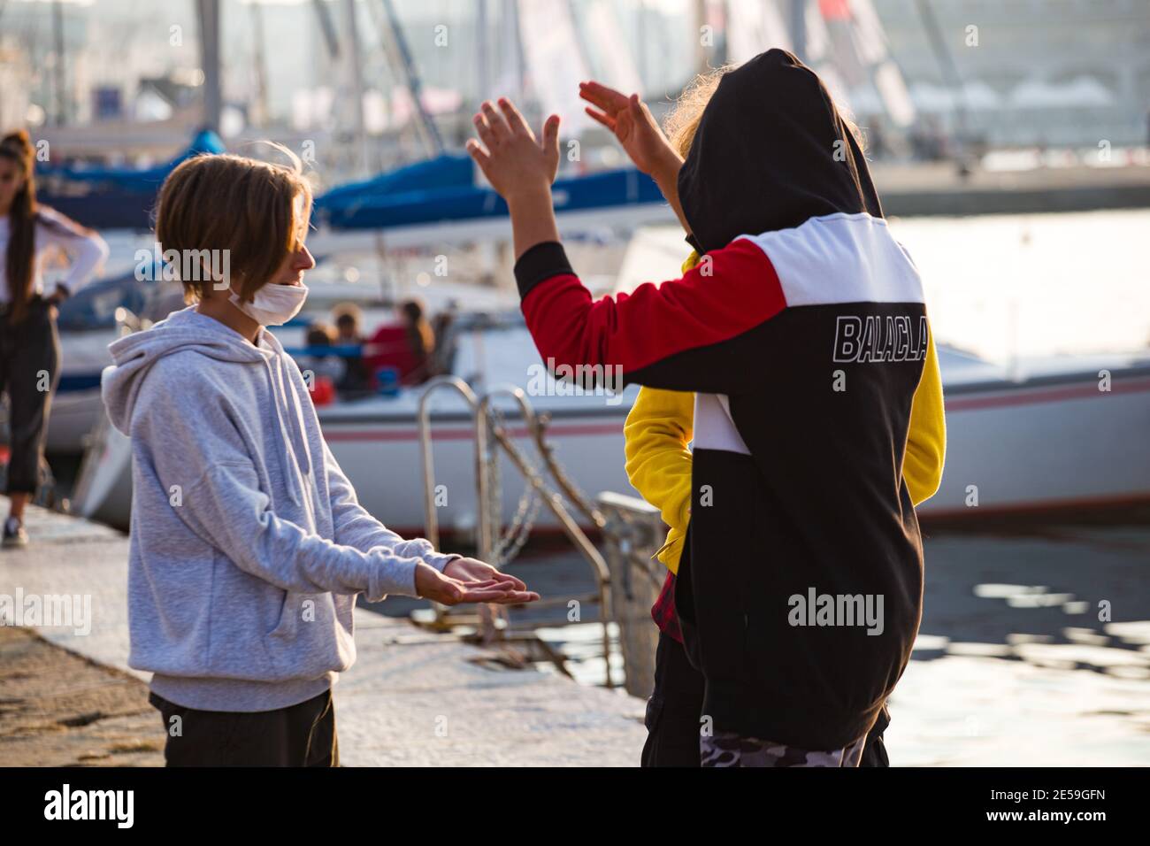 Triest, Italien - Oktober 10: Junge Jungs spielen klatschende Hände am Meer am 10. Oktober 2020 Stockfoto