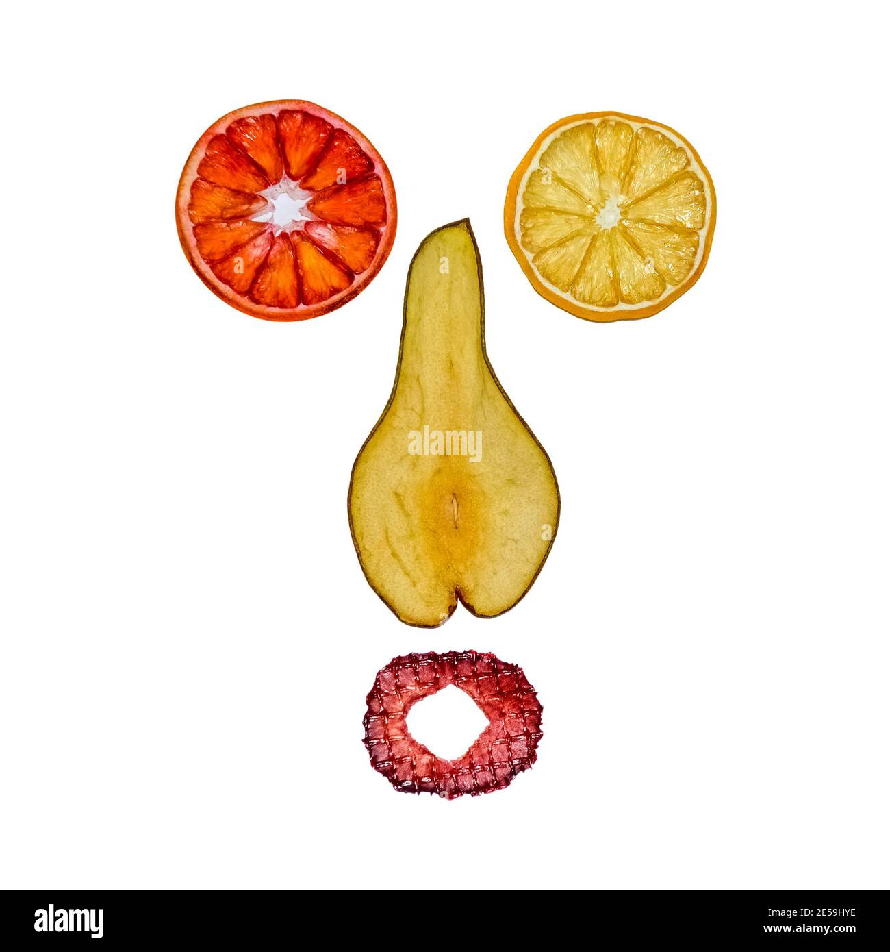 Lustig überrascht Gesicht aus getrockneten Früchten auf weißem Hintergrund Stockfoto