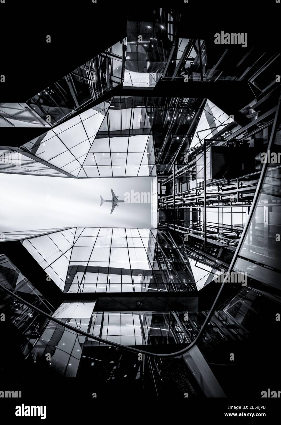 Jumbo Jet Fracht Passagierflugzeug fliegen über moderne Architektur Glas Reflection Sky Scraper Gebäude Stadtzentrum dramatische symmetrische London England Stockfoto