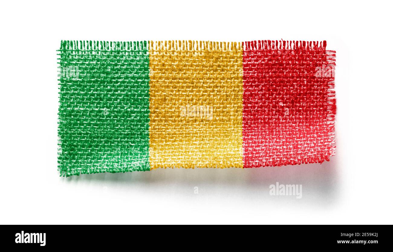 Mali Flagge auf einem Stück Stoff auf einem weißen Hintergrund Stockfoto