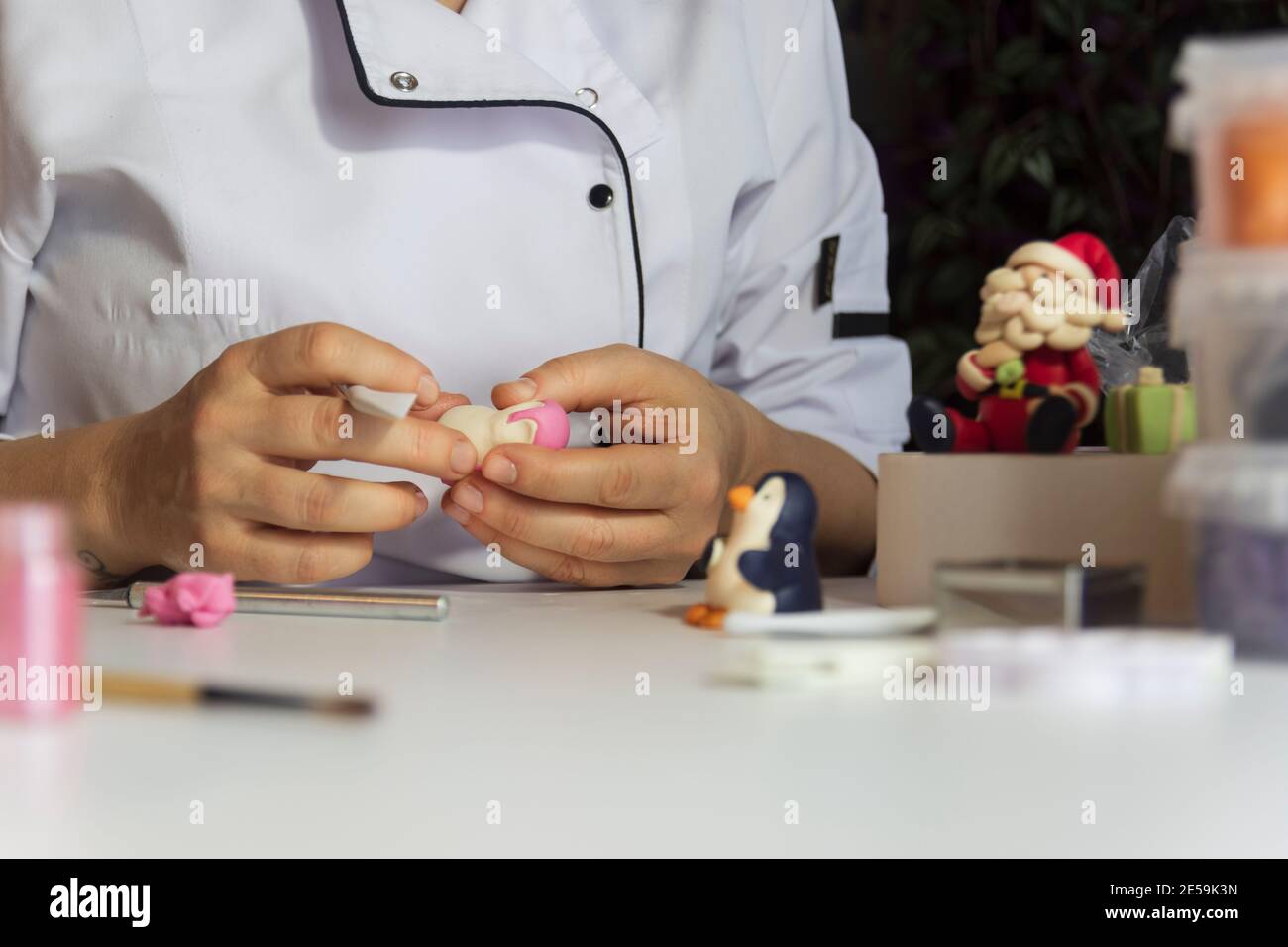 Kuchen dekorieren Prozess. Baker verwendet Werkzeuge, um Fondant Muster zu Formen: Essbare Kunst, Kuchen-Design, Kuchen dekorieren. Selektiver Fokus auf Werkzeuge und Hand Stockfoto