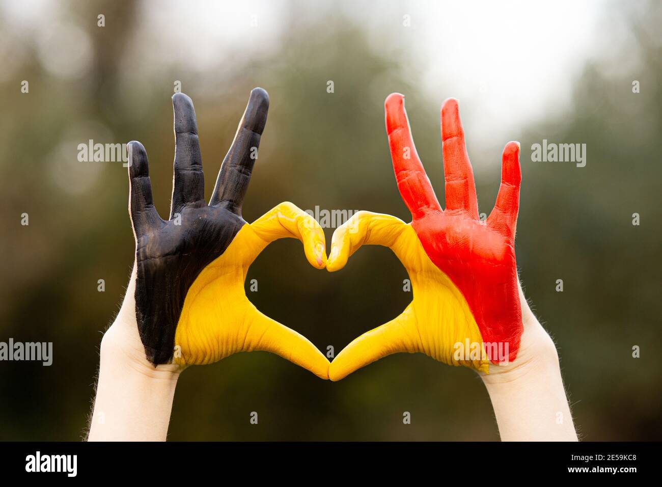 Kinder Hände in Belgien Flagge Farbe gemalt zeigen Symbol von Herz und Liebe Geste auf Natur Hintergrund Stockfoto