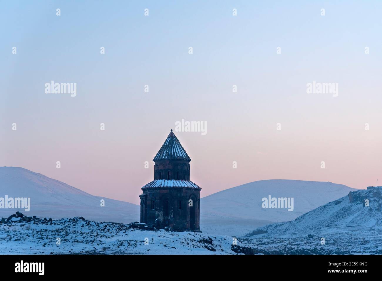 Altes historisches Gebäude und mystisches Ambiente im Winter. St. Gregory Kirche in Ani Ruinen. Kars, Türkei Stockfoto