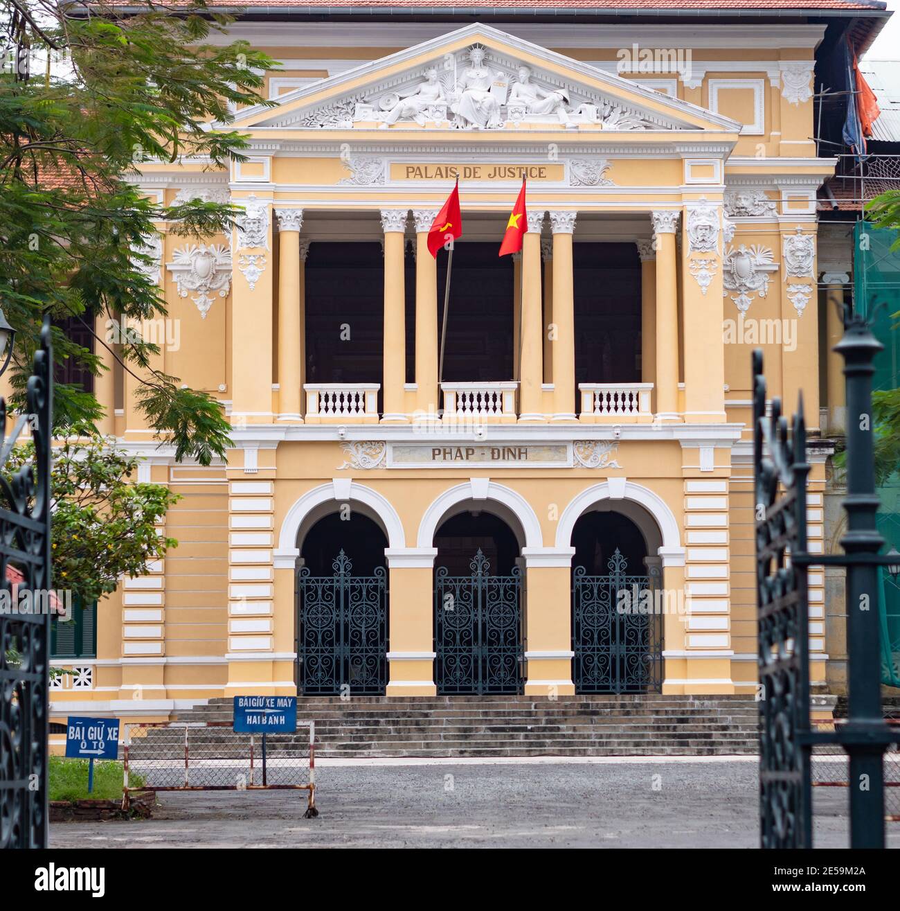 Volksgericht im Bezirk 1 der Stadt Ho Chi Minh, Vietnam. Das 2019 restaurierte Gebäude wurde von Marie-Alfred Foulhoux als Pal entworfen Stockfoto