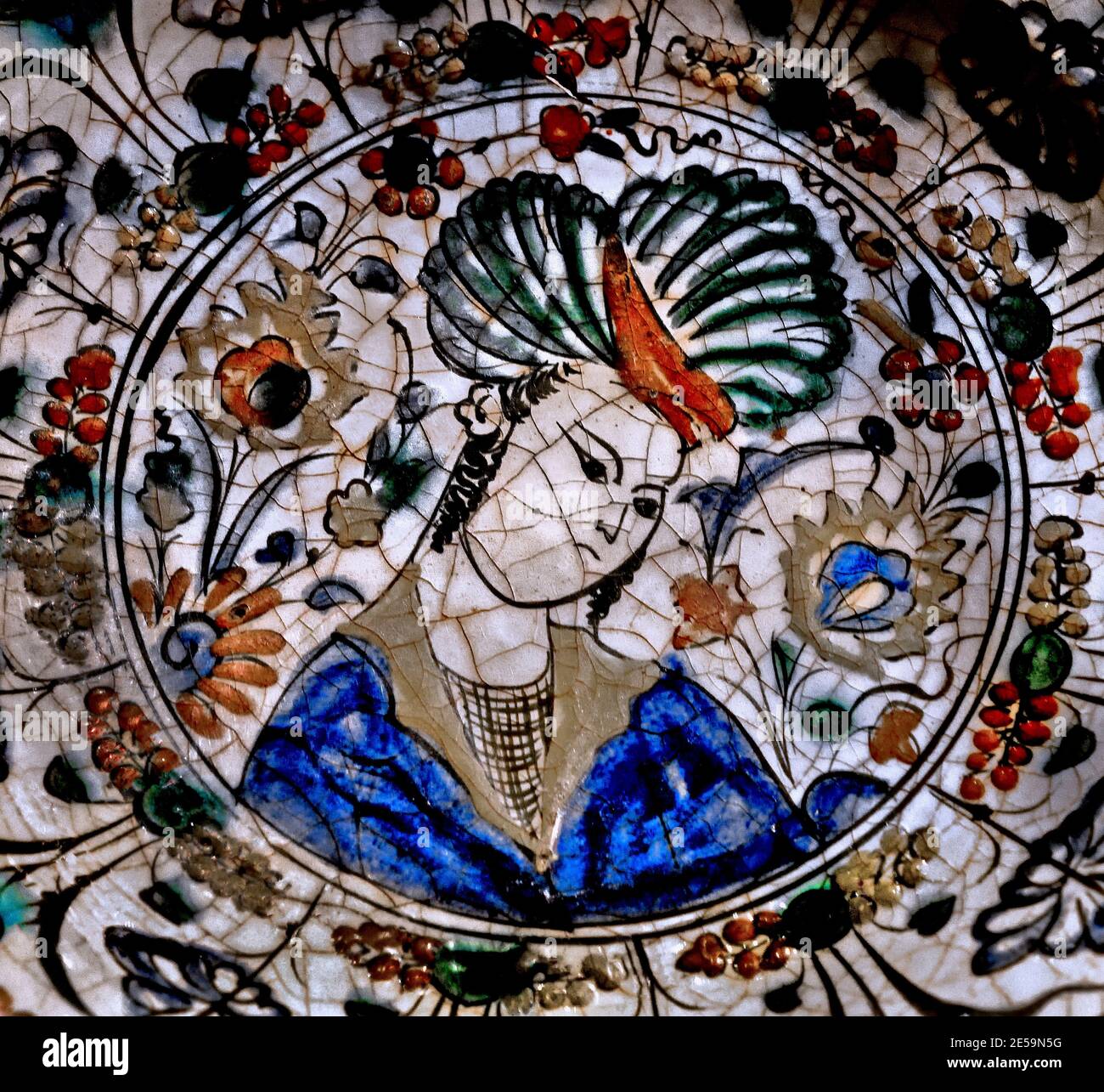 Platte 1600 IRAN Safavid Periode (1501-1722/36) Korpus, Unterglasur Malerei in schwarz, blau und grün mit roten und gelben rutscht ( die Safavid-Dynastie war eine der bedeutendsten herrschenden Dynastien des Iran von 1501 bis 1736. ) Stockfoto