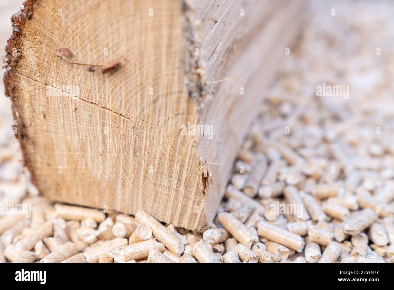 Holzpellets - Holzlog mit einem verschwommenen Hintergrund Stockfoto