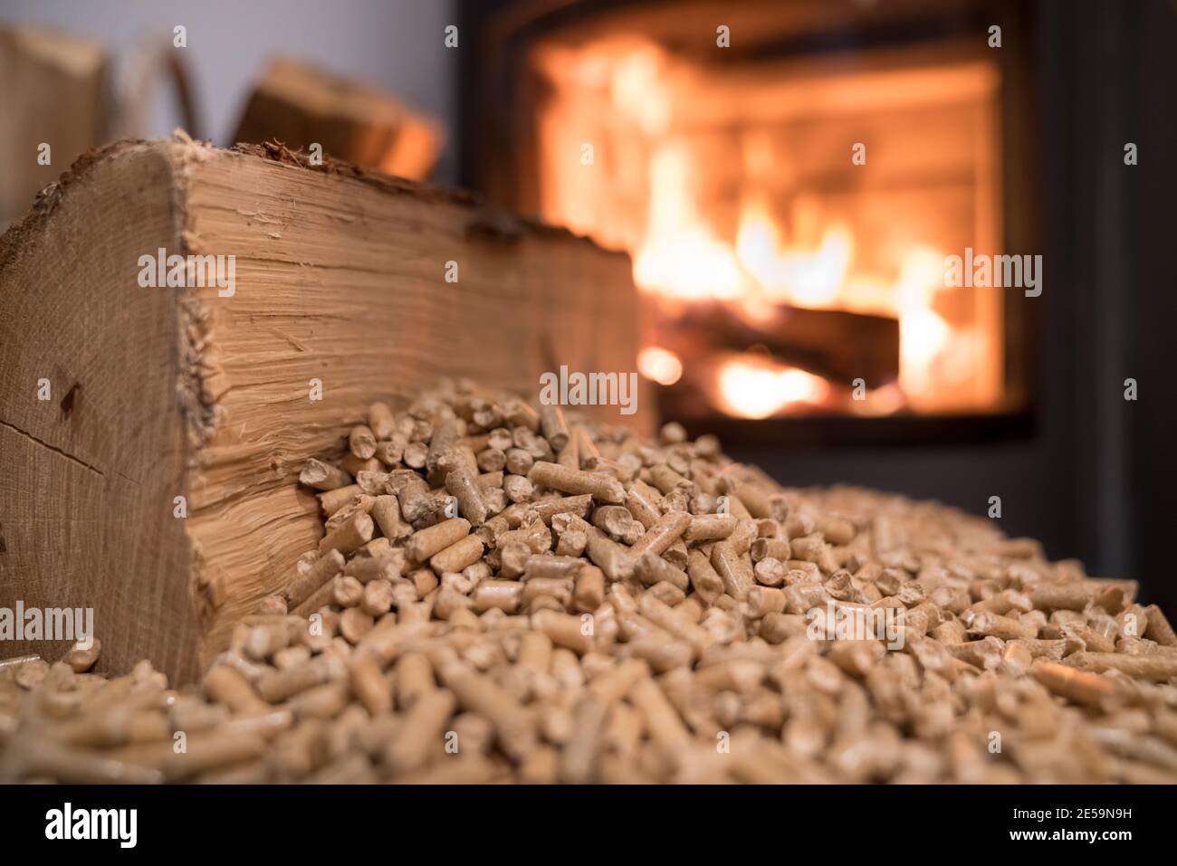 Holzofen Heizung mit im Vordergrund Holzpellets - wirtschaftlich  Heizsystemkonzept Stockfotografie - Alamy