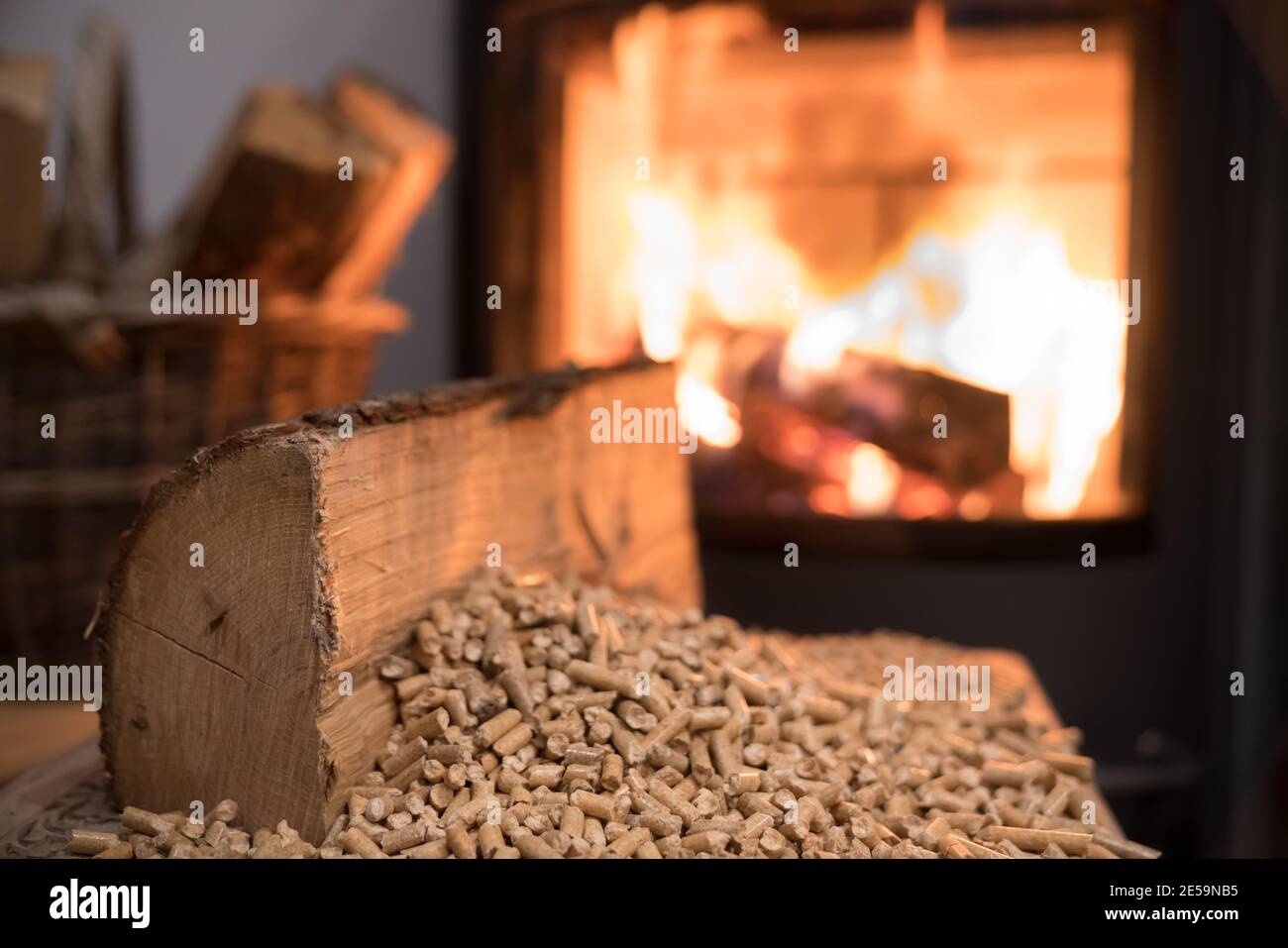 Holzofen Heizung mit im Vordergrund Holzpellets - wirtschaftlich Heizsystemkonzept Stockfoto