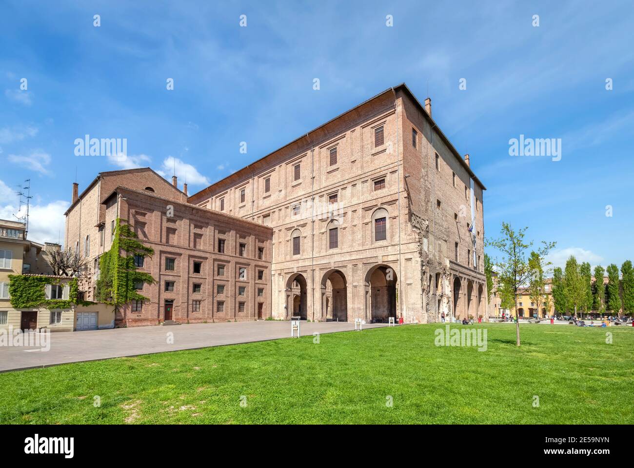 Parma, Italien. Blick auf den Palazzo della Pilotta - Palastkomplex aus dem 16. Jahrhundert im historischen Zentrum der Stadt Stockfoto