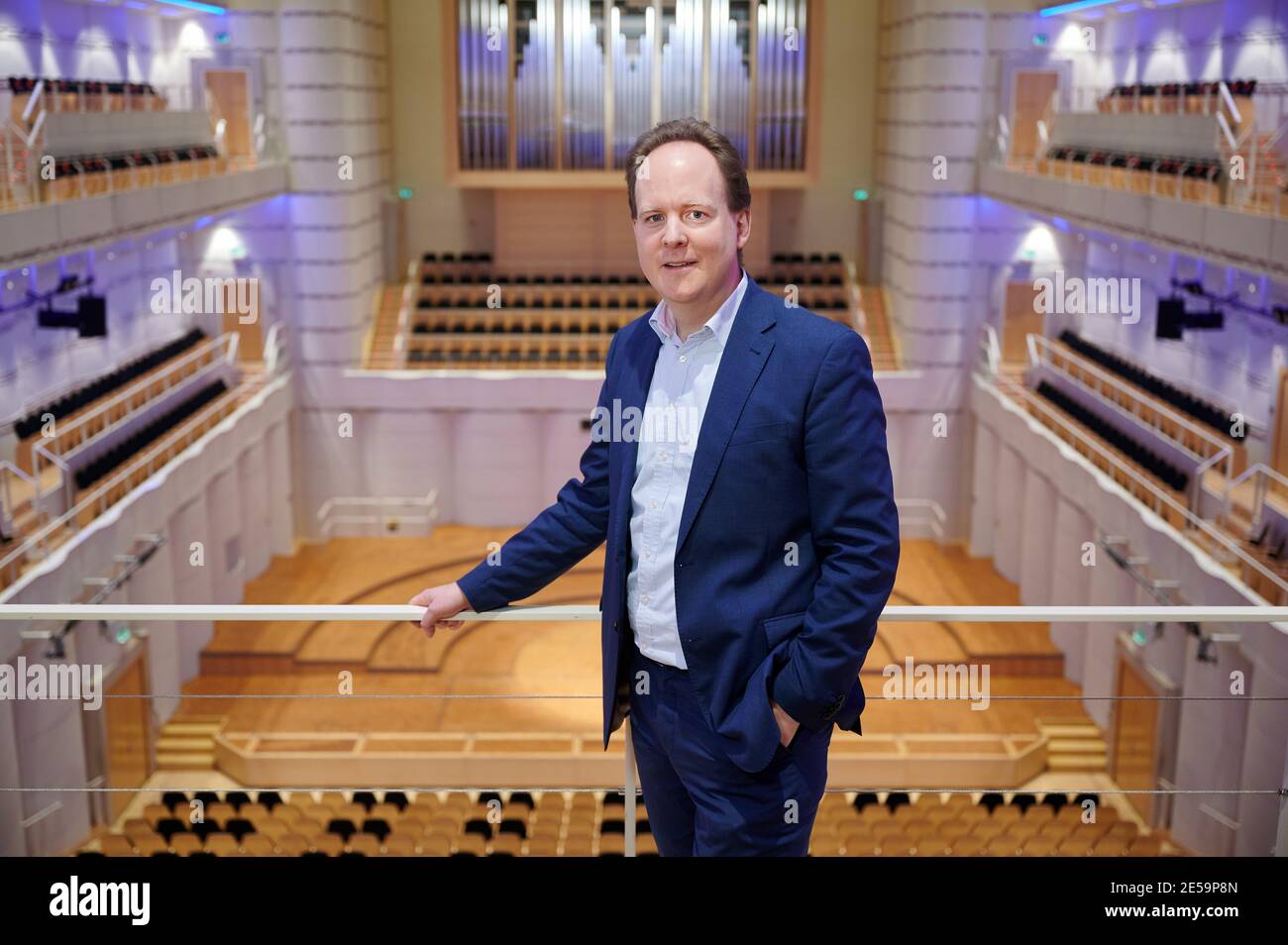 25. Januar 2021, Nordrhein-Westfalen, Dortmund: Raphael von Hoensbroech, künstlerischer Leiter des Konzerthauses Dortmund, in der Galerie des Konzertsaals. Foto: Bernd Thissen/dpa Stockfoto