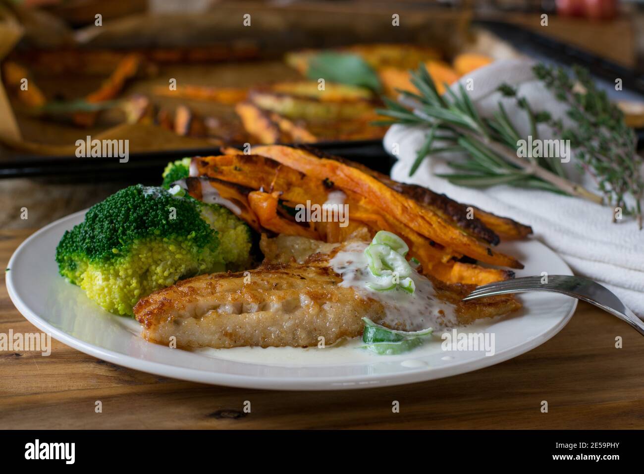 Fisch mit Süßkartoffeln und Brokkoli mit Sauce Stockfoto
