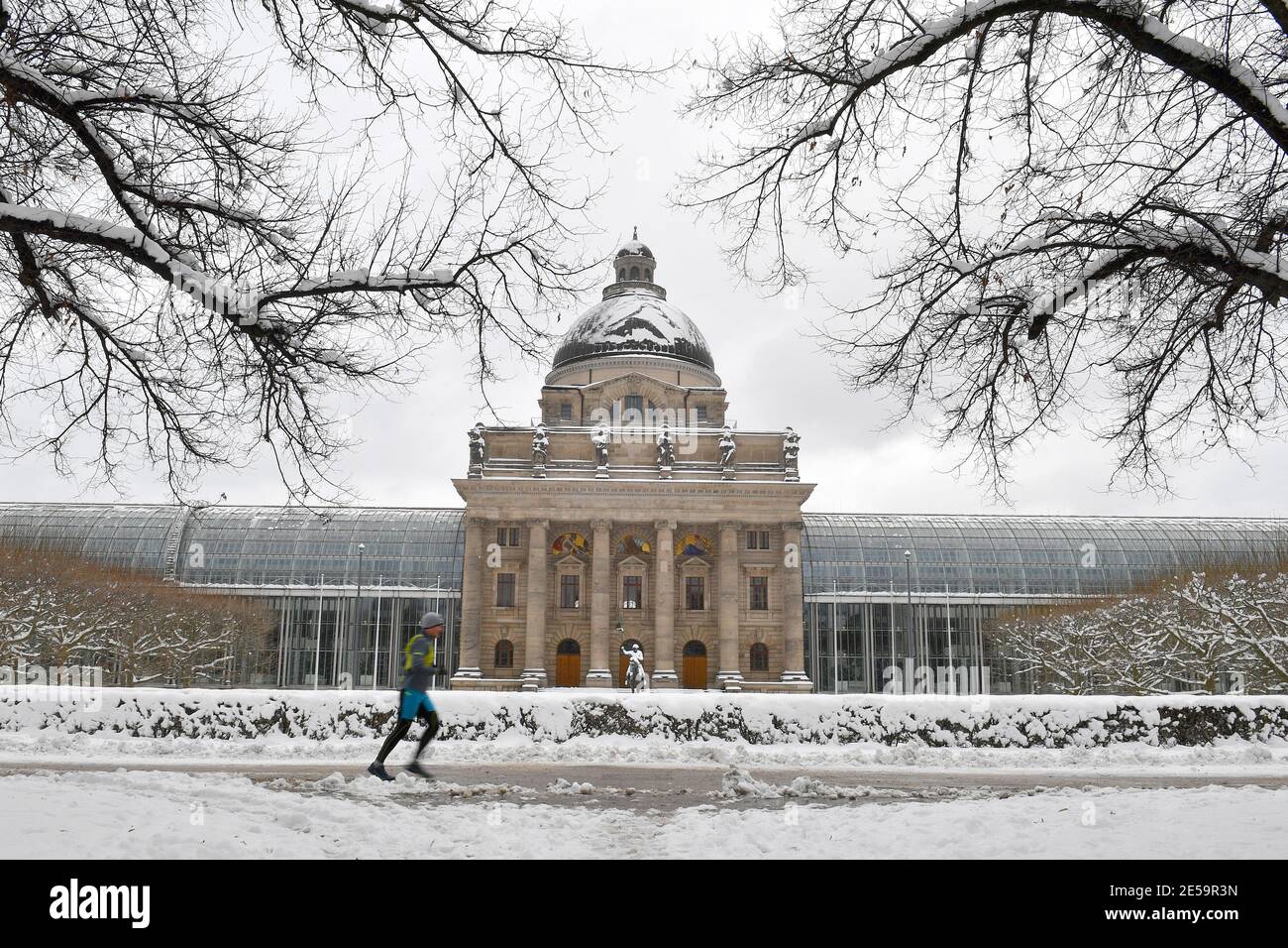 München, Deutschland. Januar 2021. Themenbild Winter in der Coronavirus-Pandemie. Harter Absperrblick vom Hofgarten bis zur Bayerischen Staatskanzlei nach Wintereinbruch. Stadt München am 26. Januar 2021. Quelle: dpa/Alamy Live News Stockfoto