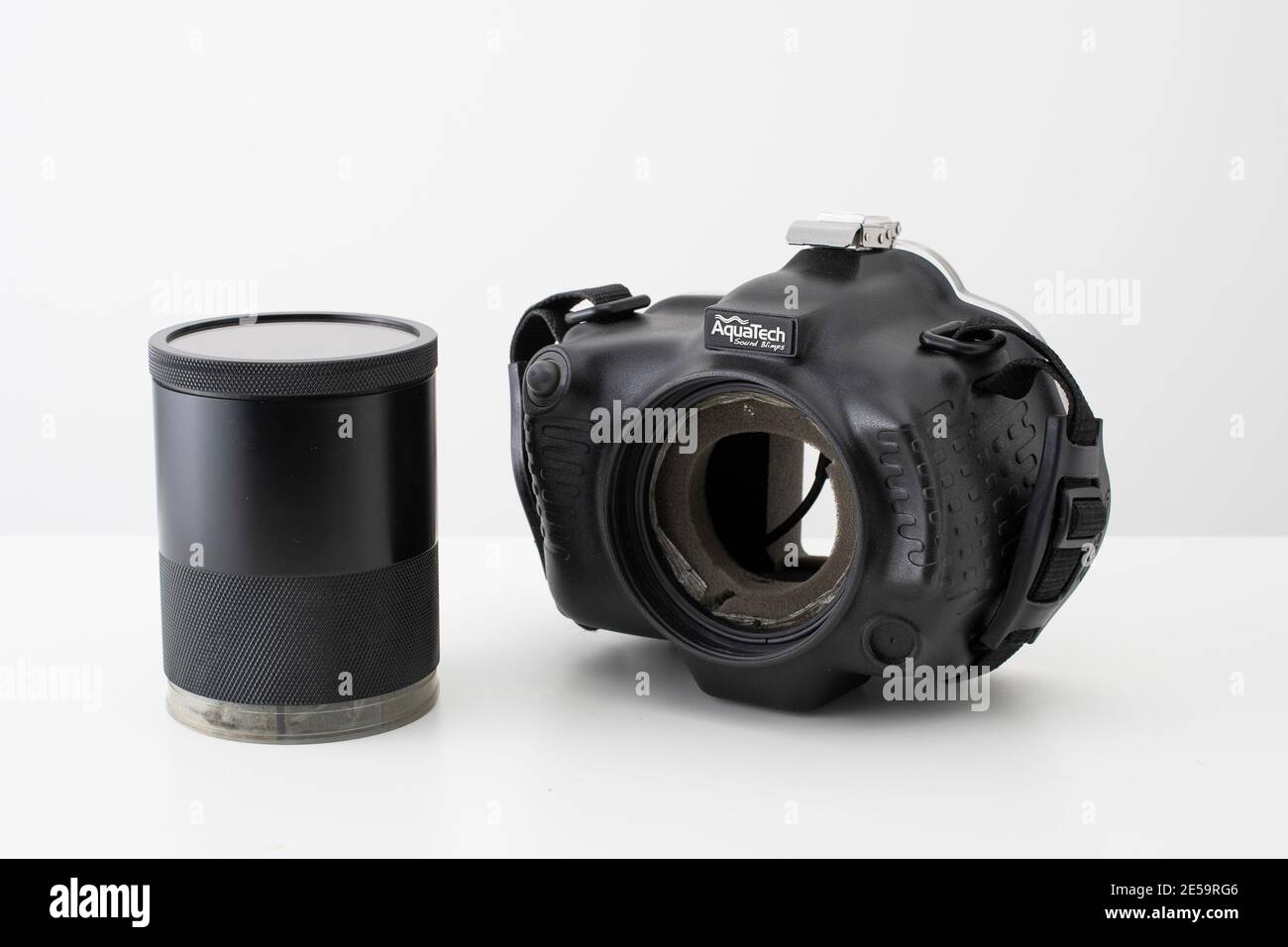 Ein AquaTech Sound Blimp für eine Canon 5D III Kamera Auf weißem Hintergrund Stockfoto