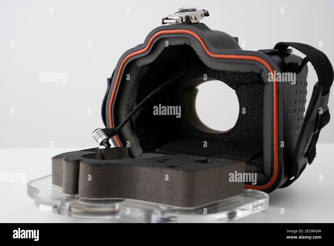 Ein AquaTech Sound Blimp für eine Canon 5D III Kamera Auf weißem Hintergrund Stockfoto