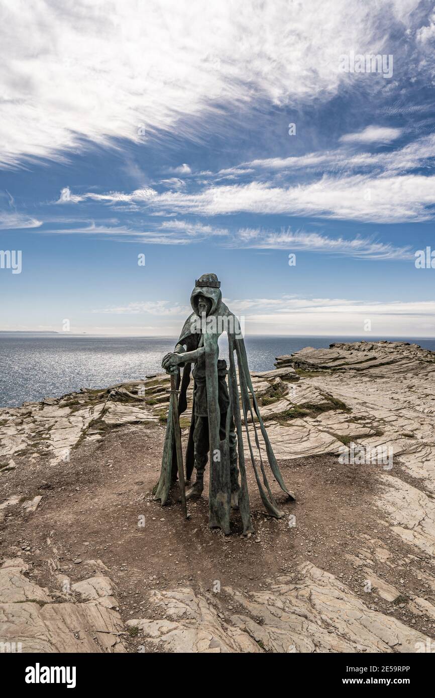 TINTAGEL, VEREINIGTES KÖNIGREICH - JULI 17 2020: Gallos King Arthur Skulptur im Tintagel Castle Stockfoto