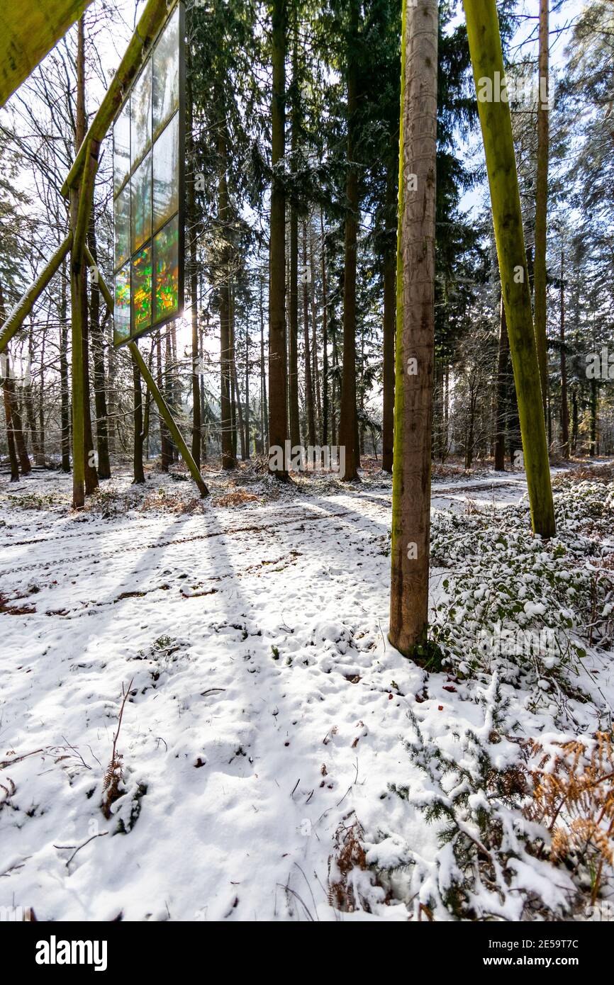 'Cathedral' von Kevin Atherton. Ein Spaziergang im Schnee entlang des Forest of Dean Sculpture Trail, Speech House Woods, Gloucestershire. Stockfoto