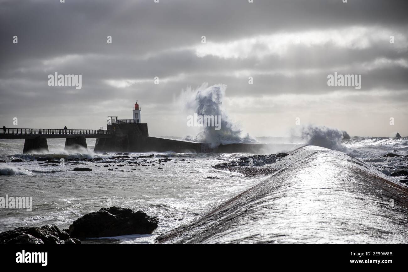 Sturm auf dem Wellenbrecher der großen Anlegestelle von Les Sables d'Olonne (Vendee, Frankreich) Stockfoto