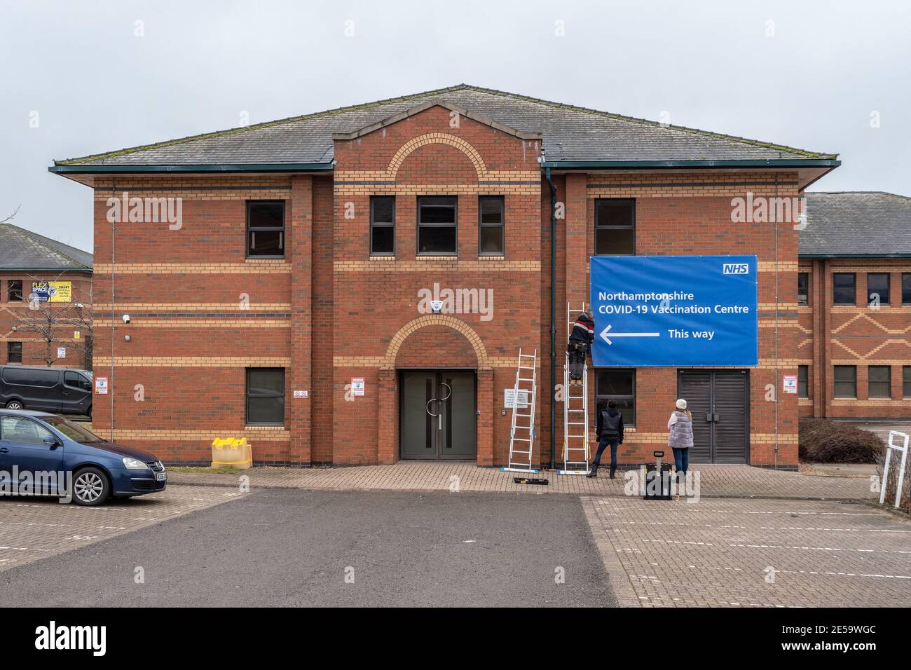 Das Aufstellen der Beschilderung für ein Covid-19 Massenimpfzentrum, Molton Park, Northampton, Großbritannien Stockfoto