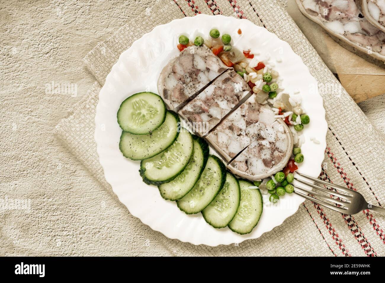 Fleischvorspeise: Schweinebauch gefüllt mit Fleisch und Schmalz. Stockfoto